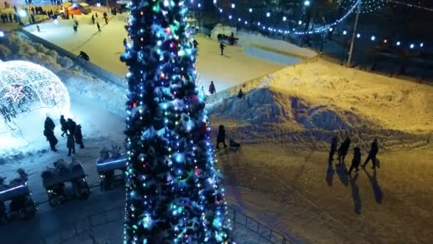 Kinder auf der Eisbahn am Weihnachtsbaum — Stockvideo