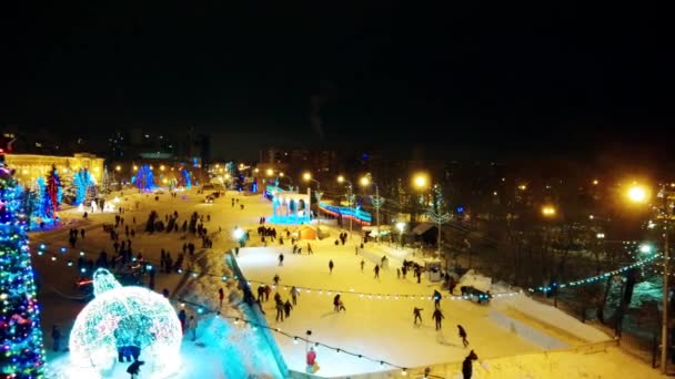 Pista de patinaje cerca del árbol de Navidad — Vídeos de Stock