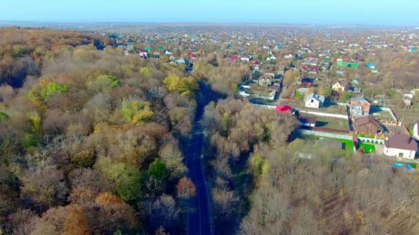 Зниження по осінній дорозі — стокове відео