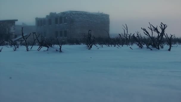 Haus im Nebel zerstört — Stockvideo