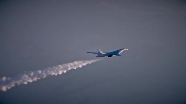 Ίχνος καπνού πίσω από το αεροπλάνο — Αρχείο Βίντεο