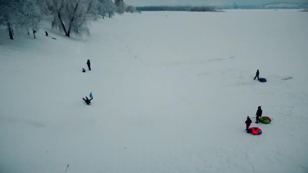 L'enfant tombe de la colline — Video