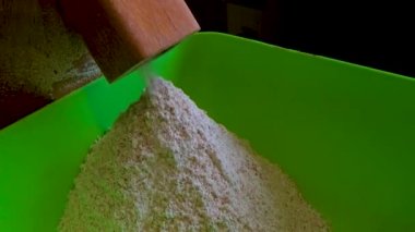 Un döktü kapsayıcıyı doldurması
