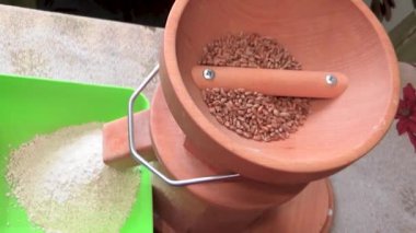 Değirmen tahıl unundan yapar