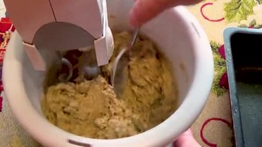 Hamur bir mikser ve bir kaşık ile karıştırın