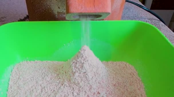 Mehl wird in einer grünen Schüssel gesammelt — Stockvideo