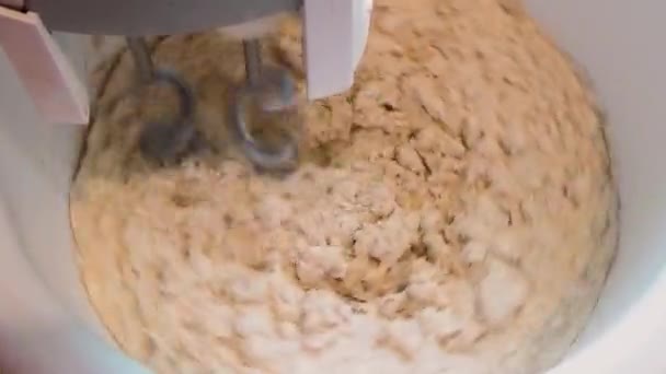 Тесто утолщается в смесителе — стоковое видео