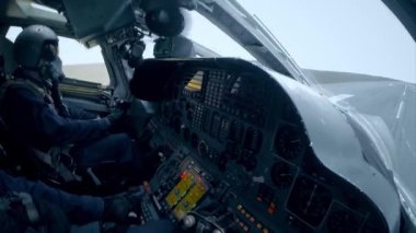 Pilotlar kokpit üzerinde kalkış