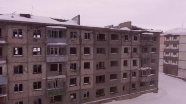 Beş katlı ev yıkıldı