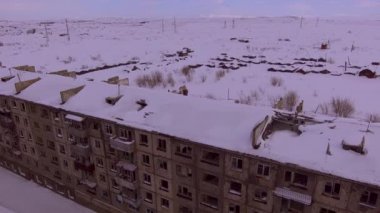 Yıkık evin çatısı