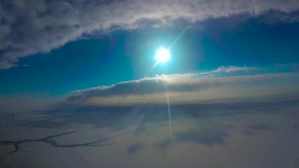 Zon tussen lagen van wolken — Stockvideo