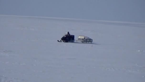 Seorang pria mengendarai mobil salju — Stok Video