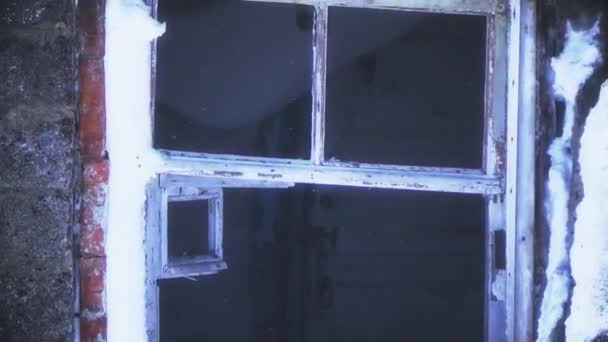 Уничтоженное здание в снегу — стоковое видео