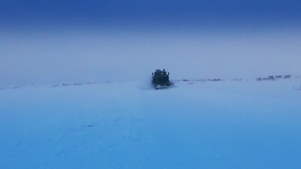 汽车把道路从雪中清理干净 — 图库视频影像