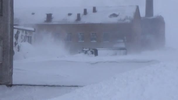 El camión es barrido por la nieve — Vídeo de stock