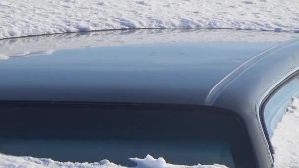 El coche es notable por la nieve — Vídeo de stock
