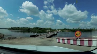 Pontoon köprüsünde geçit
