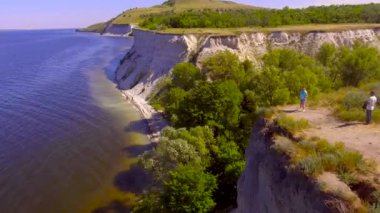 İnsanlar bir uçurumda fotoğraflandı