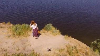 Bir drone önünde poz kız