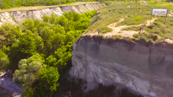 Rotsachtige oevers van de rivier de Wolga — Stockvideo