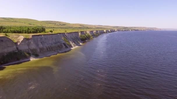 Скалистый берег большой реки — стоковое видео