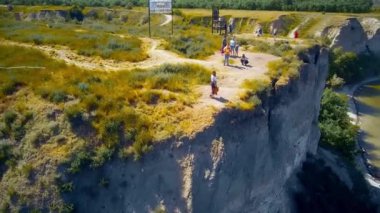 Sahilde poz veren kız