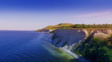 Nehir Kıyısında sarp kayalık