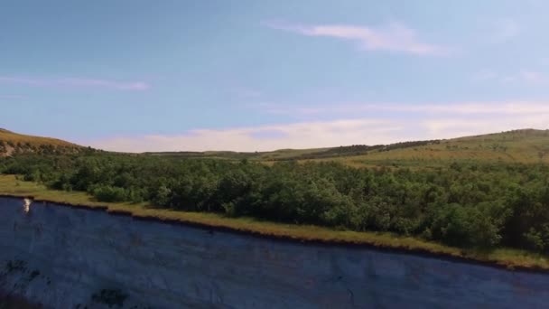 강 절벽을 따라 비행 — 비디오