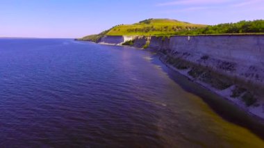 Uçurum boyunca nehrin üzerinde