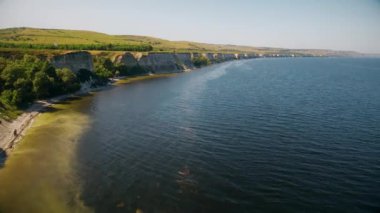 Uçurum boyunca nehir üzerinde uçan