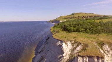 Kıyıdaki sarp kayalık