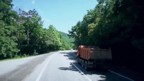 Bergstraße bei klarem Wetter — Stockvideo