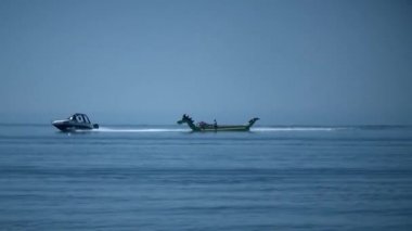 Adam bir ejderha üzerinde yelken