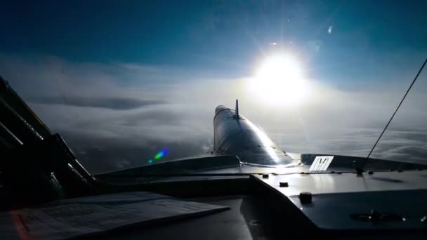 L'avion vole dans les nuages — Video