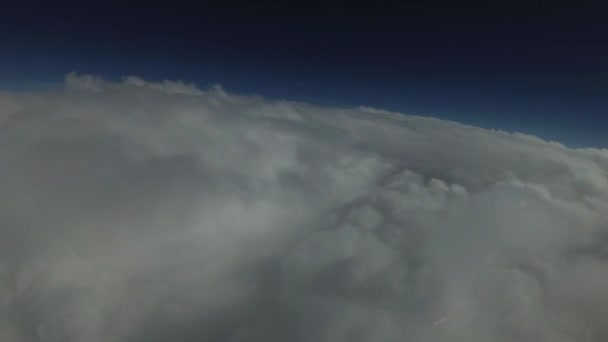 Слева плавает облачное перо — стоковое видео