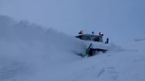 El rotor limpia la nieve — Vídeos de Stock