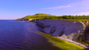 Sahilde yüksek tepe