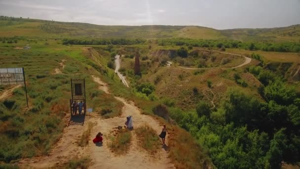 Mädchen am Rande der Klippe fotografiert — Stockvideo