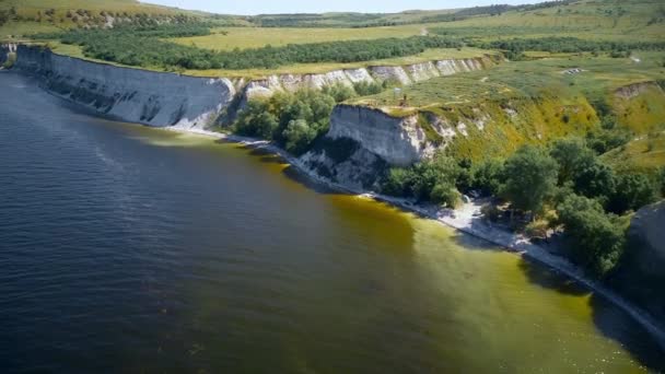 Vol au-dessus de l'eau vers la falaise 