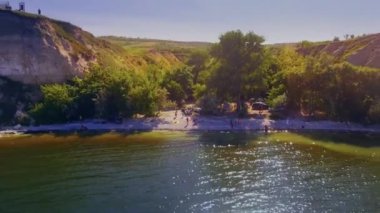 Kayalıklar arasındaki kıyı