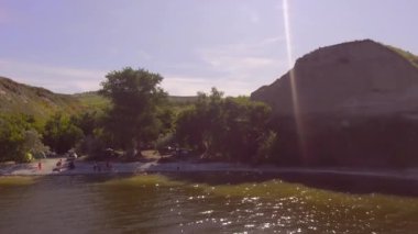 Kıyıdaki kayalıklardan oluşan bir sırt