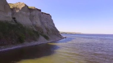 Nehir kayasına yakın uçmak