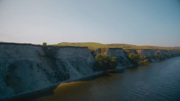 Latanie w pobliżu stromych klifów — Wideo stockowe