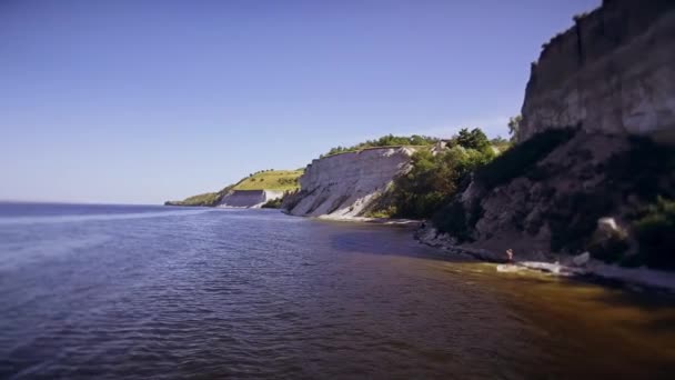 崖の近くの水面の上 — ストック動画