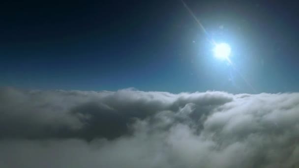 Sur le bord supérieur des nuages — Video