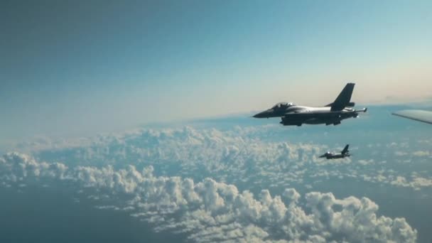 Dos F-16 posan en el marco — Vídeo de stock