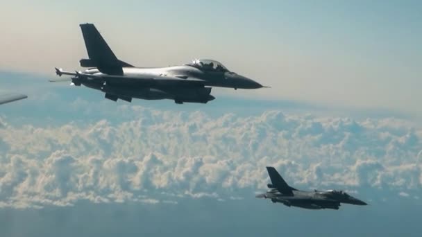 Zwei F-16-Kampfflugzeuge in der Luft — Stockvideo