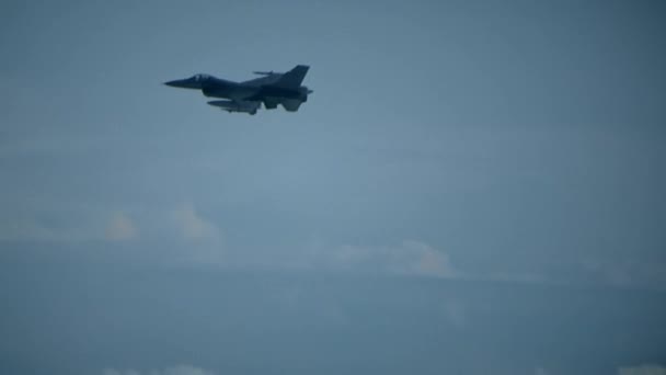 F-16 истребитель в воздухе — стоковое видео