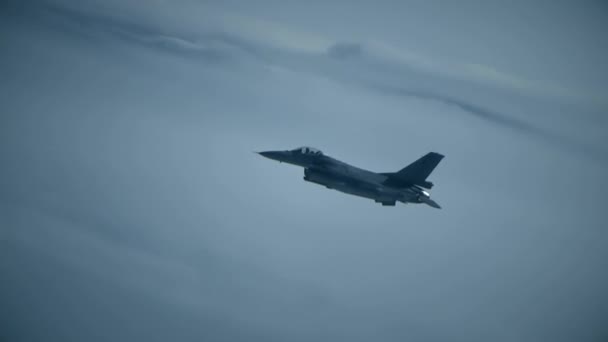 Manobras de caça F-16 no ar — Vídeo de Stock