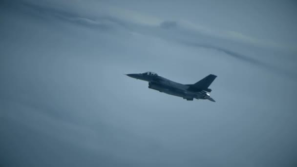 F-16 stridsmanövrar i luften — Stockvideo